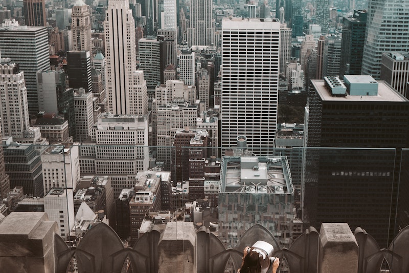 Photo de Taryn Elliott: https://www.pexels.com/fr-fr/photo/ville-femme-horizon-batiments-3889855/