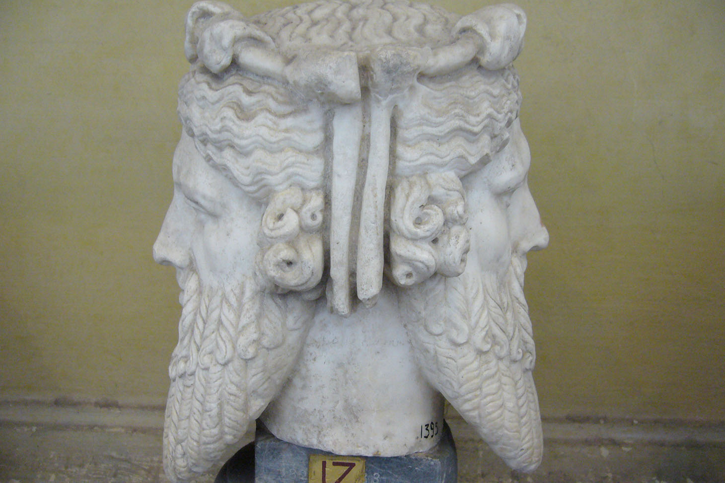 statue janus