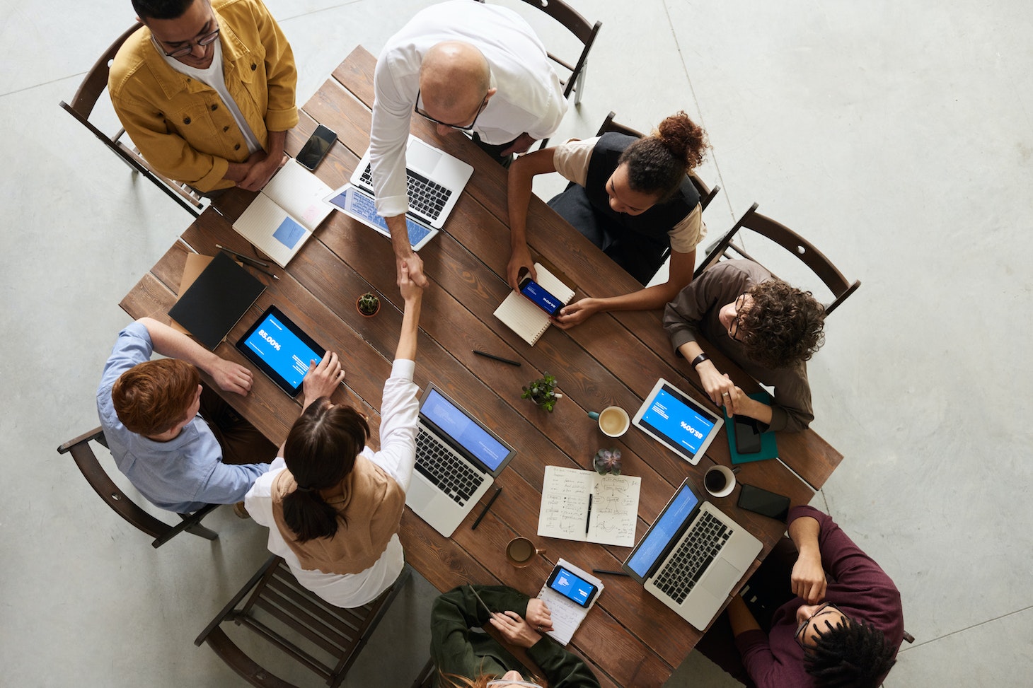 personnes travaillent à table