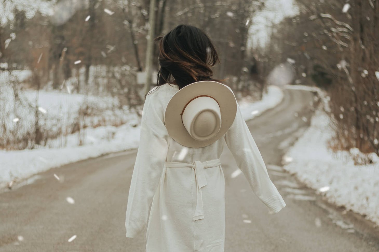 Photo de jasmin chew: https://www.pexels.com/fr-fr/photo/slim-femme-elegante-sur-route-goudronnee-pres-des-arbres-sans-feuilles-5990174/