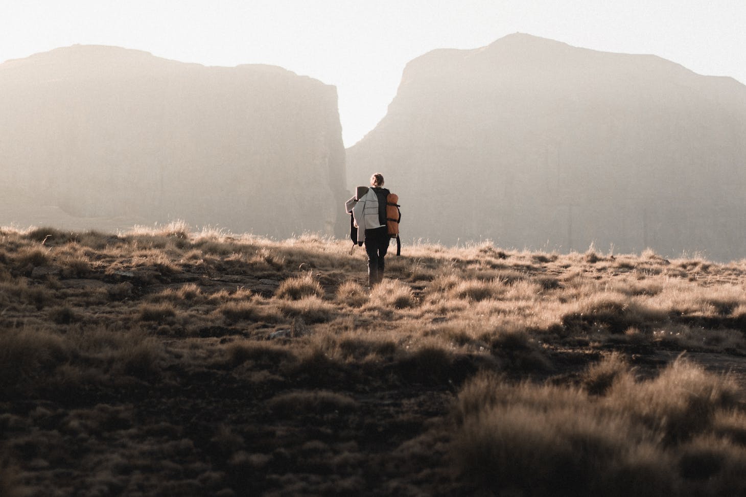 Photo de Oscar Stubbs: https://www.pexels.com/fr-fr/photo/personne-qui-marche-sur-terrain-en-herbe-3163567/