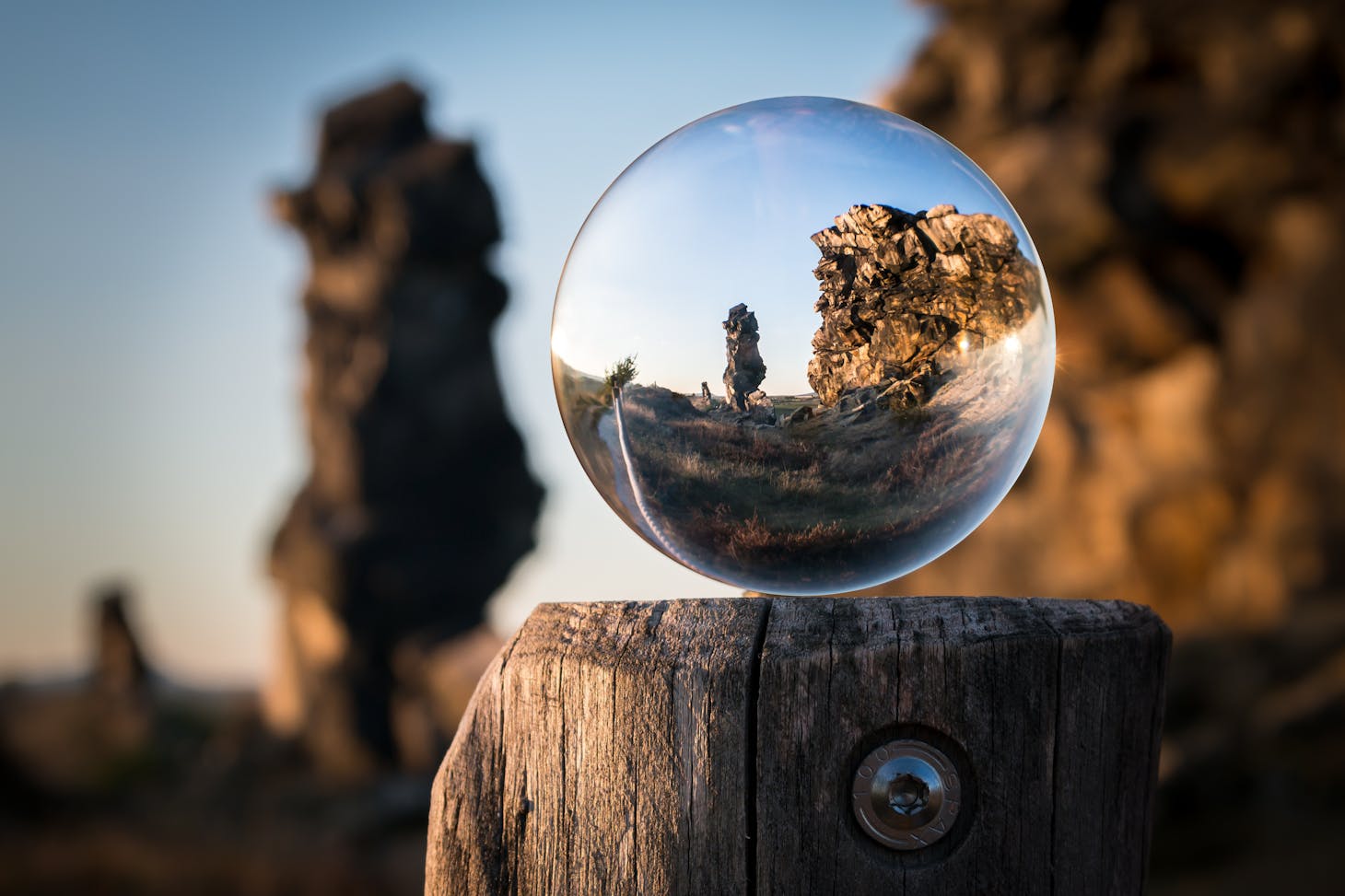 Photo de Pixabay: https://www.pexels.com/fr-fr/photo/boule-de-verre-sur-bois-clipart-268953/