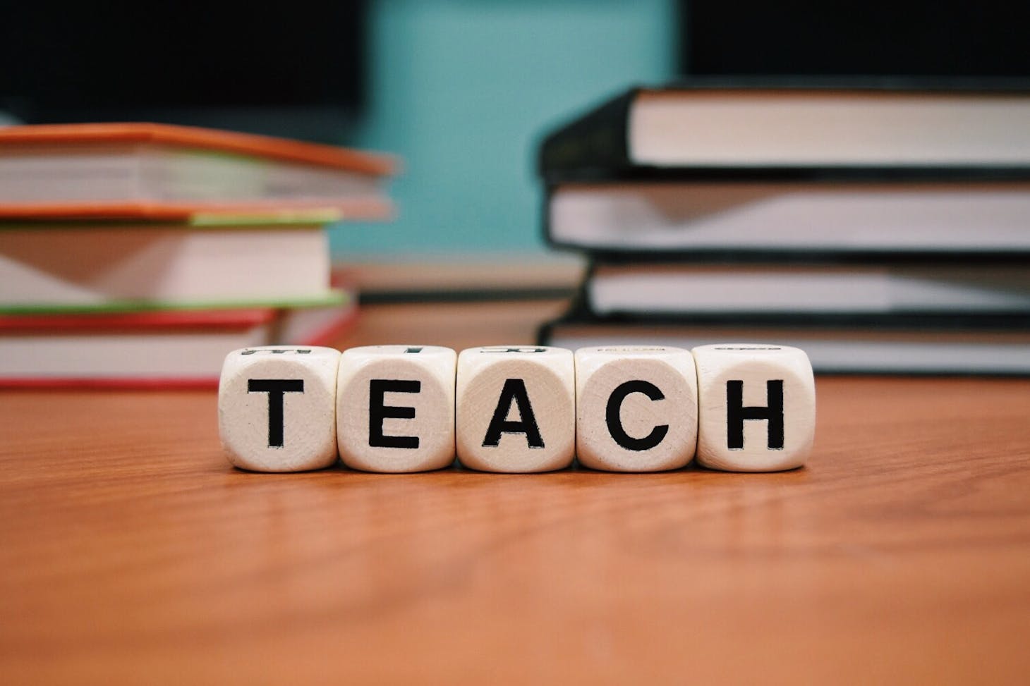 Photo de Pixabay: https://www.pexels.com/fr-fr/photo/enseigner-l-ornement-de-des-sur-la-table-301926/
