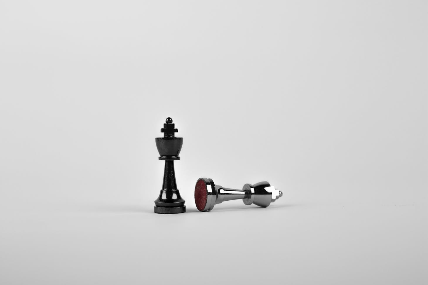 Photo de Sebastian Voortman: https://www.pexels.com/fr-fr/photo/deux-pieces-d-echecs-en-argent-sur-surface-blanche-411207/