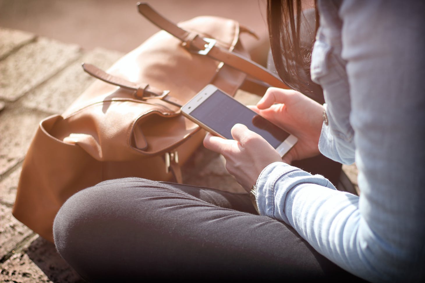 Photo de Tofros.com: https://www.pexels.com/fr-fr/photo/personne-utilisant-un-smartphone-android-359757/