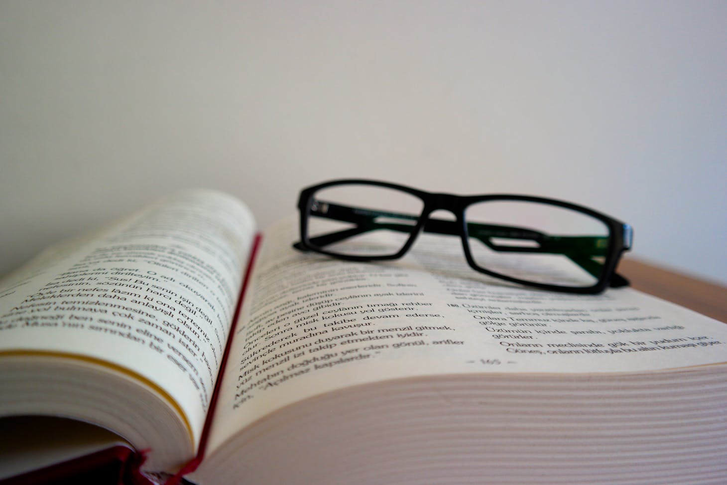 Photo de ugurlu photographer: https://www.pexels.com/fr-fr/photo/gros-plan-de-lunettes-livre-336407/