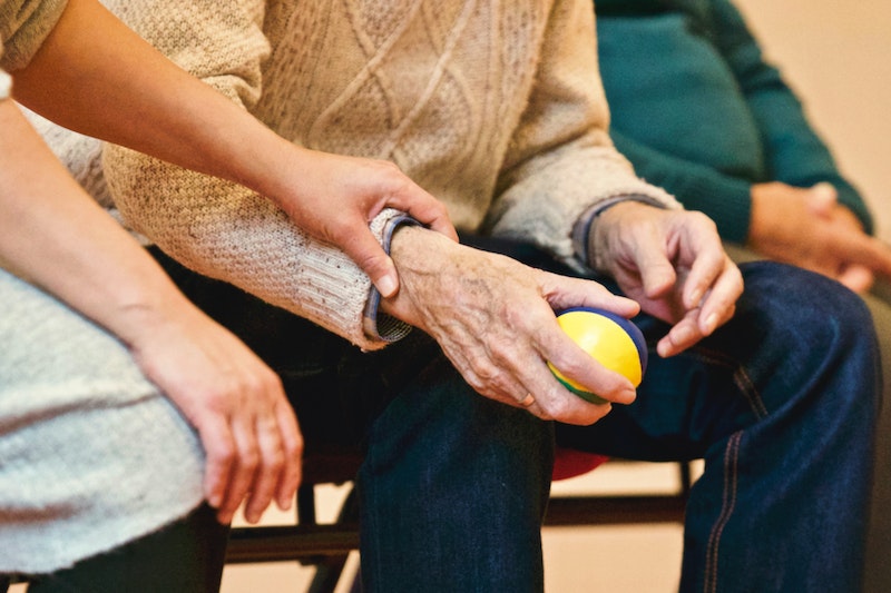 personne âgée tenant une balle anti stress