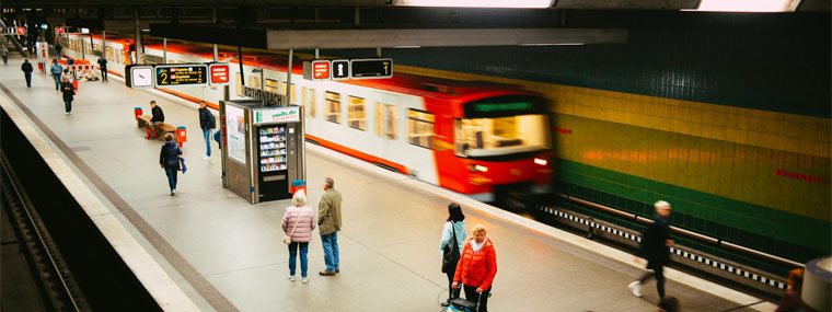 personnes dans une gare
